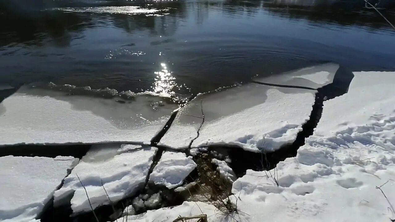 Тает лёд на водоёме. Тающий лед. Весенний лед. Весенний лед опасен. Таяние льда на водоемах