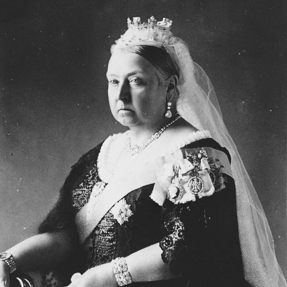 Династия королевы елизаветы великобритании. Queen elizabeth young. История королев великобритании. Королева великобритании в москве 1994. Елизаветы ii платиновый юбилей mainstyle.