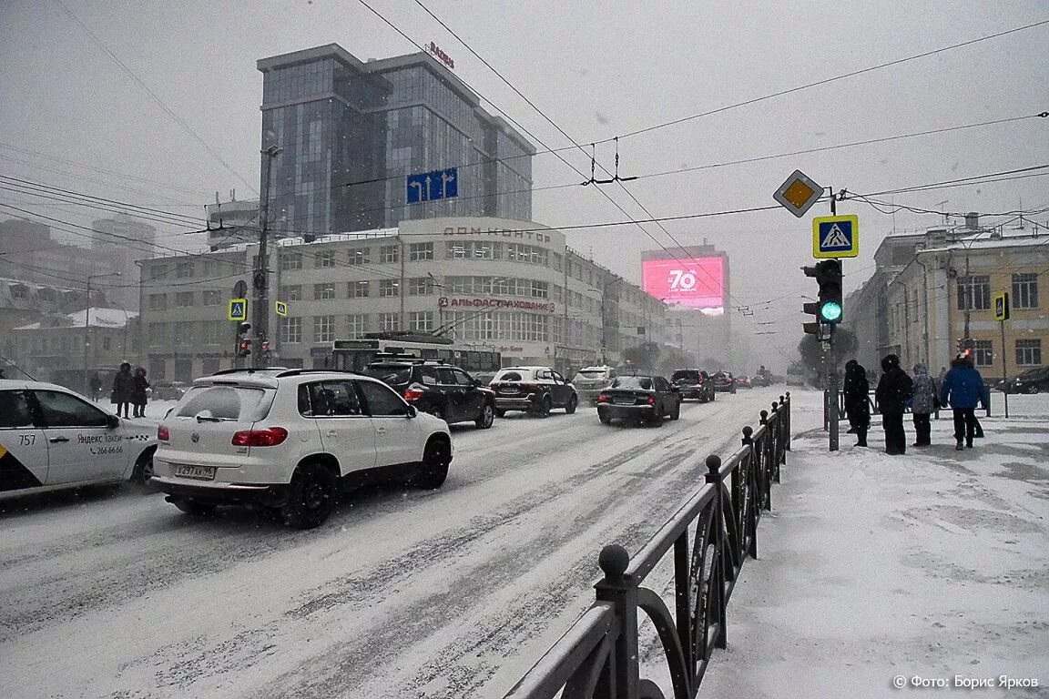 Свердловский погода сейчас. Снегопад в Екатеринбурге. Снег в Екатеринбурге сегодня. Снежный Екатеринбург. Метель в Екатеринбурге.