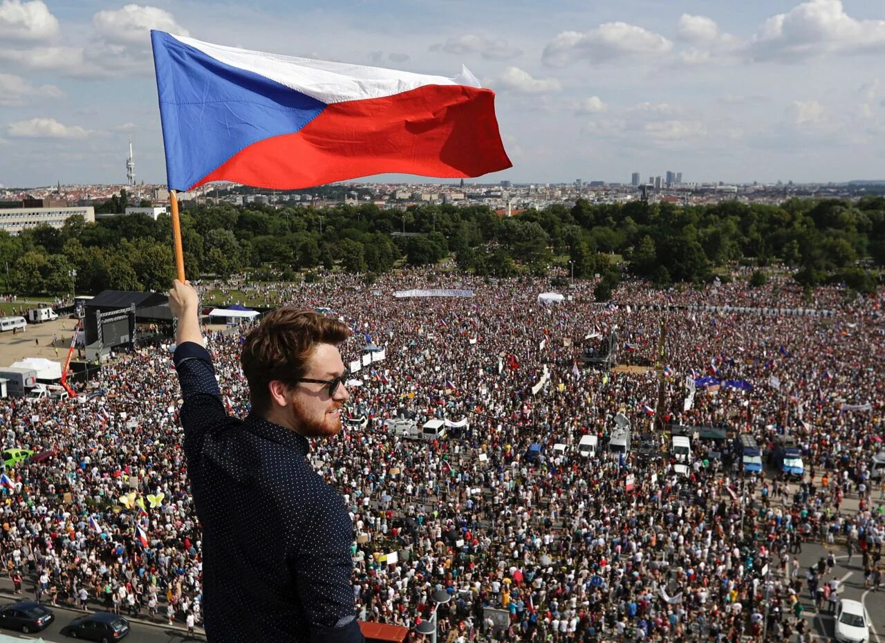 Митинг в Чехии. 200 Тысяч человек. 25 Тысяч человек. 300 Тысяч человек.
