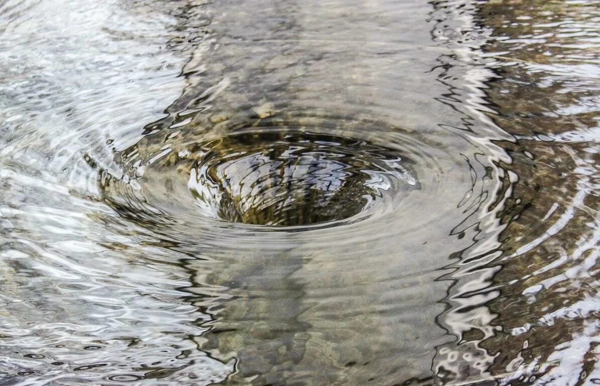 Слушать водовороты. Водоворот голопогоса. Водоворот Корриврекан. Озеро Волчек. Милютин водоворот.