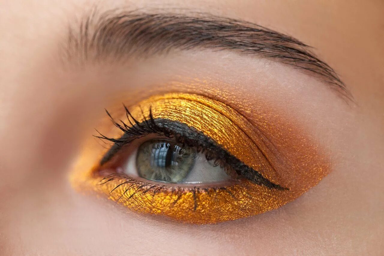 Вечерний макияж с золотыми тенями. Жёлтый макияж глаз. Макияж с золотистыми тенями. Макияж глаз с золотыми тенями.