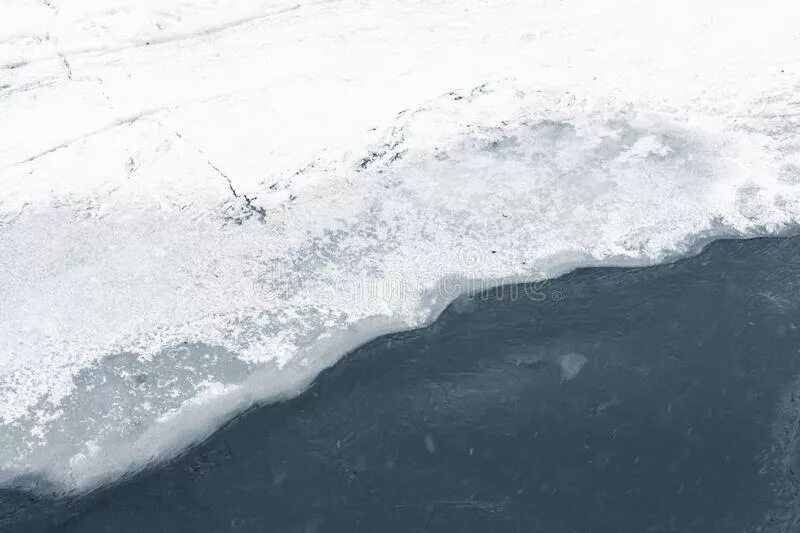 Ледяная поверхность. Отложение плоского льда в поверхности. Лед по краям бордюр. Процесс отложения льда с поверхностью вс.