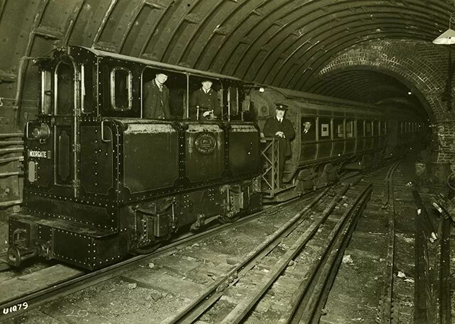 Метро 1 старый. Метро в Лондоне 1863. Метро Лондона 19 век. Лондонское метро 19 века. Метро Лондон 1861.