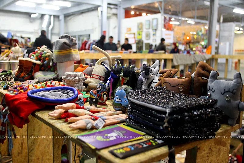 вязаные вещи. вещевой рынок на улице. шерстяные носки на рынке. шерстяные изделия. детский маркет.