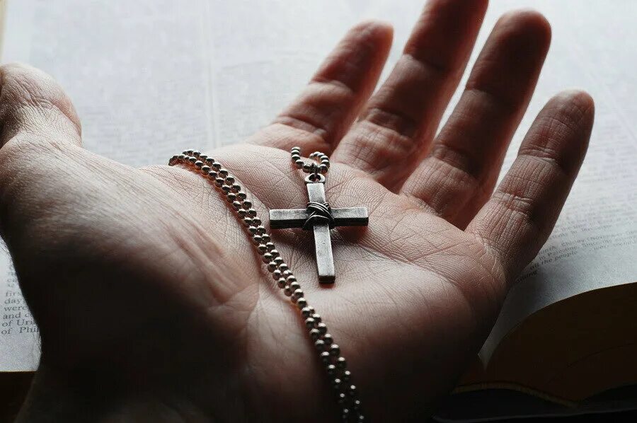 крестики из 90х. крест на руке. можно снять крестик на ночь. крестик на столе. крестик лежит на руке.