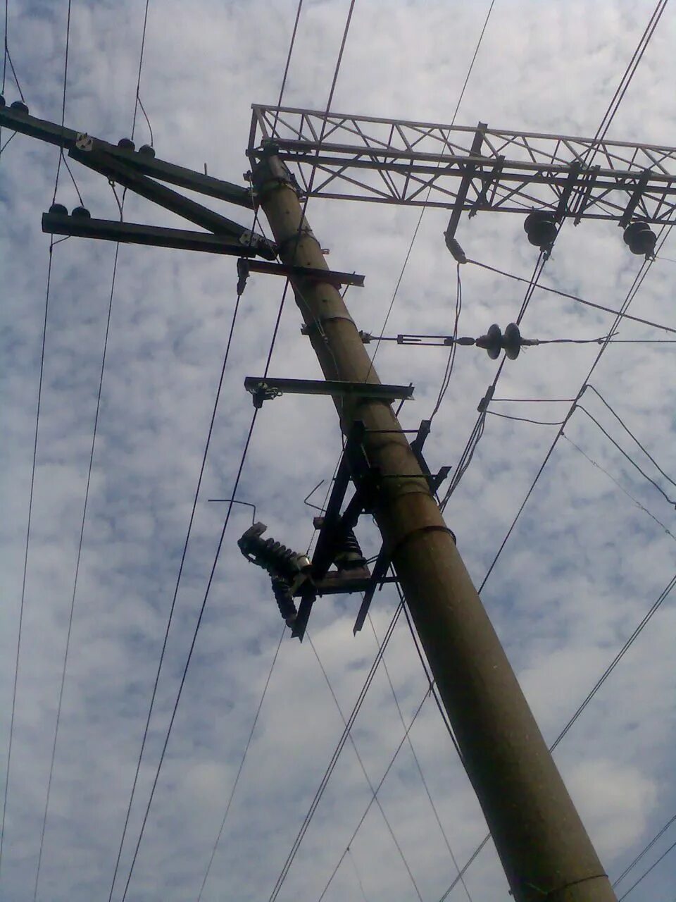 Опора контактной сети жд. Контактная сеть кс-200 контактная. Высоковольтные сигнальные линии сцб. Воздушные линии контактной сети. Контактная опора ржд.