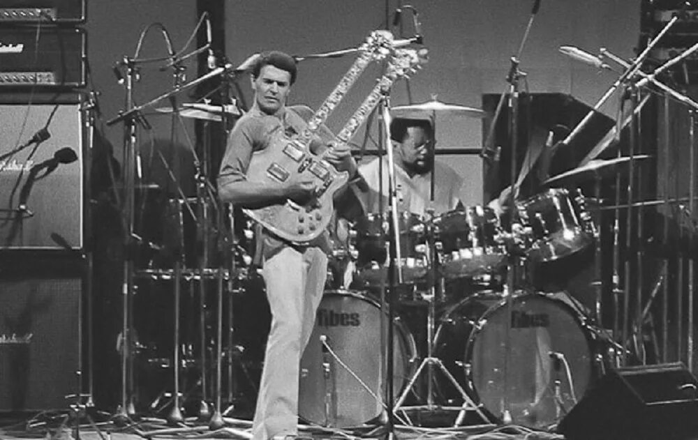 Mahavishnu orchestra. Джон Маклафлин (гитарист). МАХАВИШНУ 1972. МАХАВИШНУ оркестра. John MCLAUGHLIN 1972.