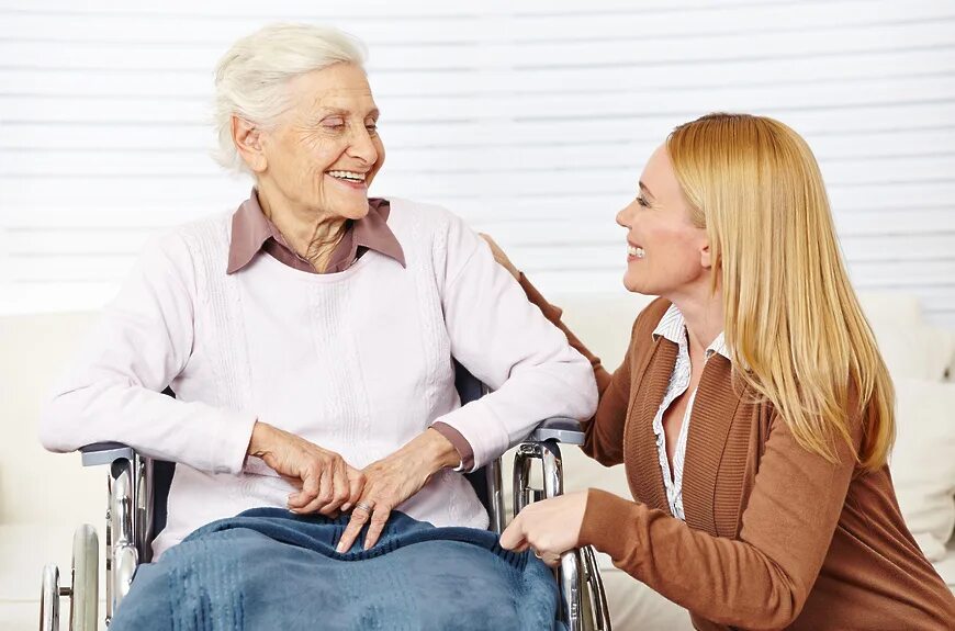 Осуществление ухода за инвалидом. Забота о пожилых людях. Социальное обеспечение пожилых людей. Пожилые люди и инвалиды. Соц работник и пожилой человек.
