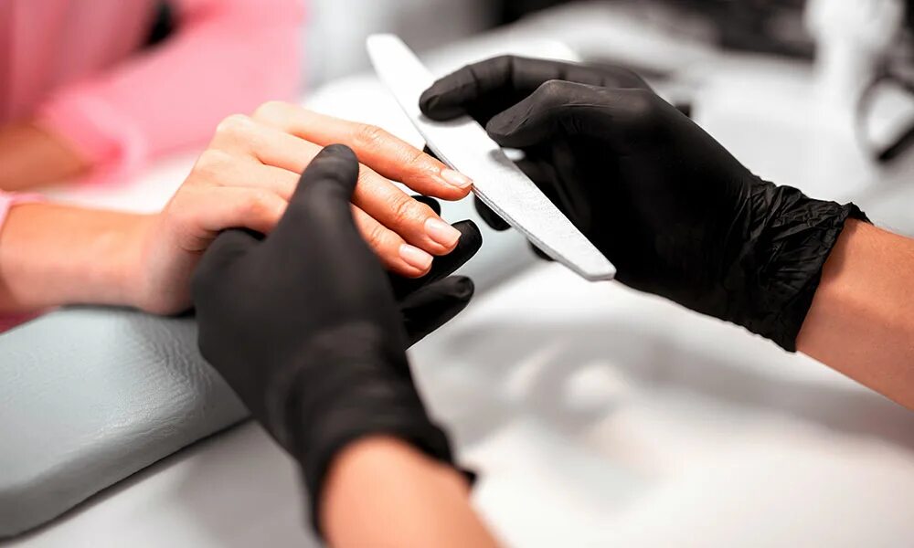 мужской маникюр. мужчина делает ногти. маникюрный мастер мужчина. мужской маникюр и педикюр. мужской маникюр в салоне.