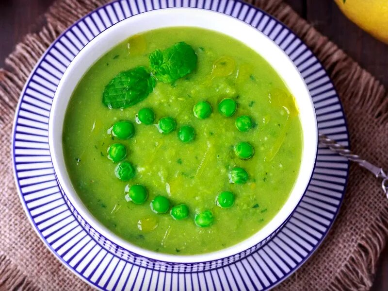 Суп с зеленым горошком. Суп пюре из зеленого горошка. Гороховый суп с зеленым горошком. Суп пюре с зеленым горошком. Вкусный постный гороховый суп