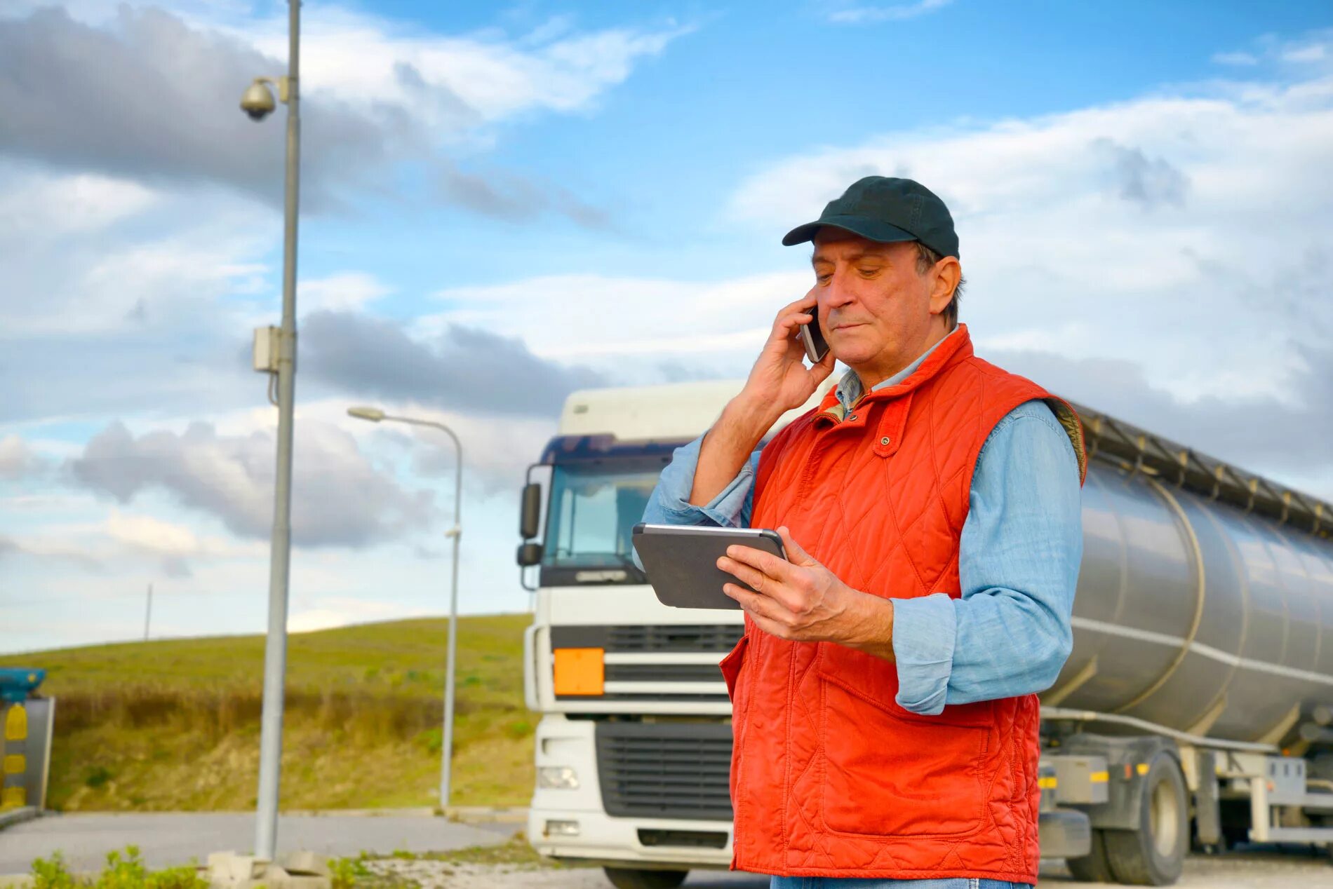 Чаевые таксисту. Такси деньги. Довольный таксист. Водитель с деньгами. Деньги за рулем.