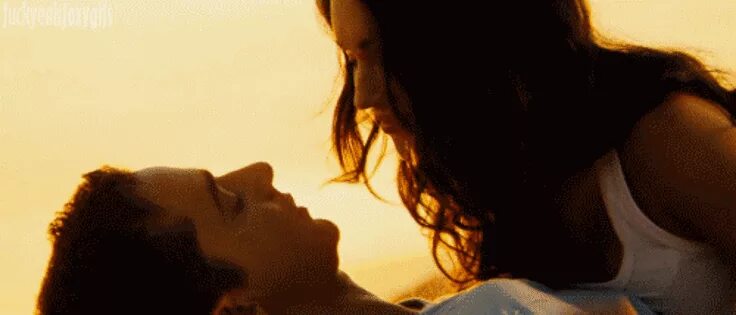 Гифки женщина целует мужчину. Меган Фокс поцелуй. Меган Фокс поцелуй с девушкой. Страстный поцелуй. Поцелуй гиф.