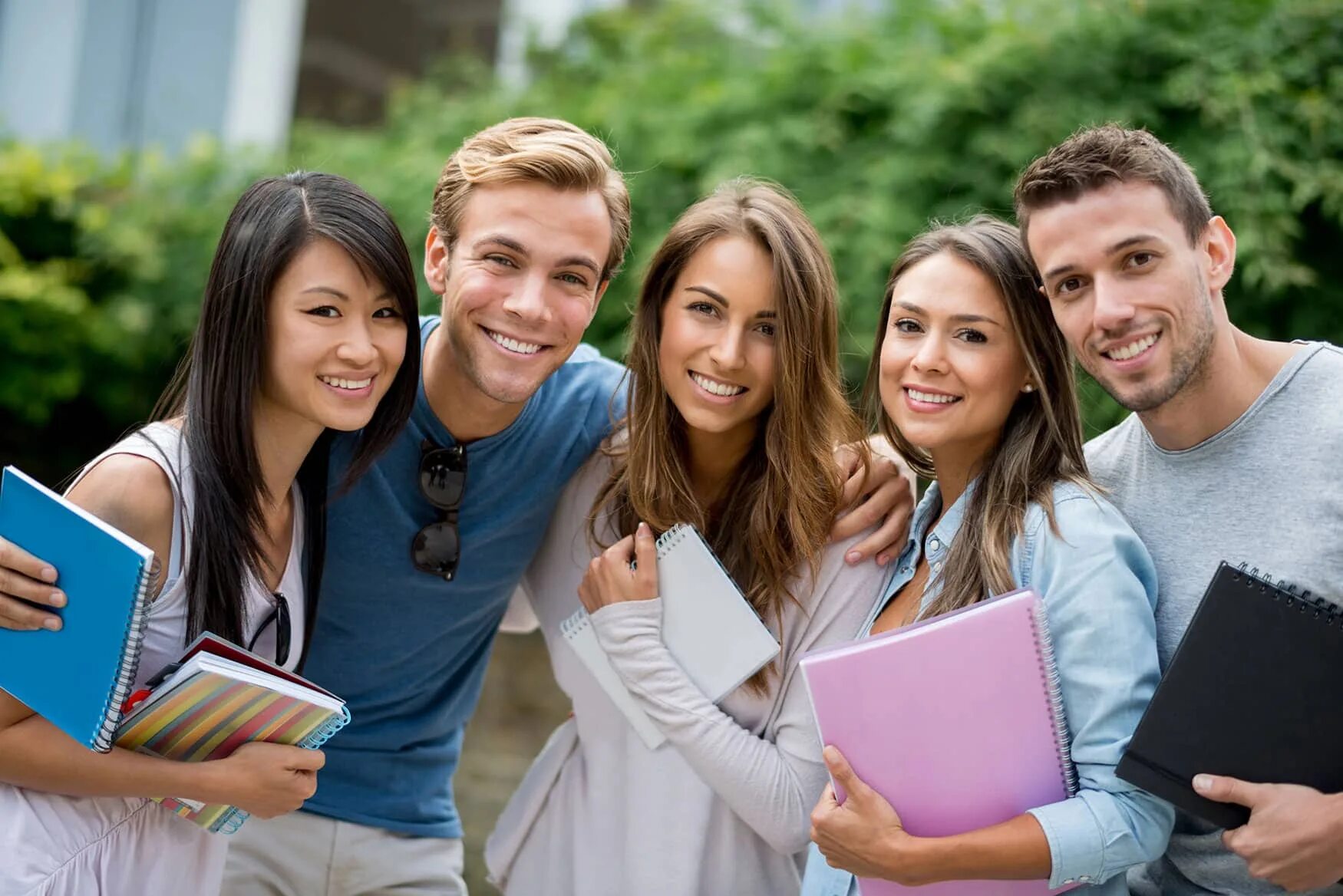 A group of students is. Студенты. Счастливые студенты. Студенты улыбаются. Современный студент.