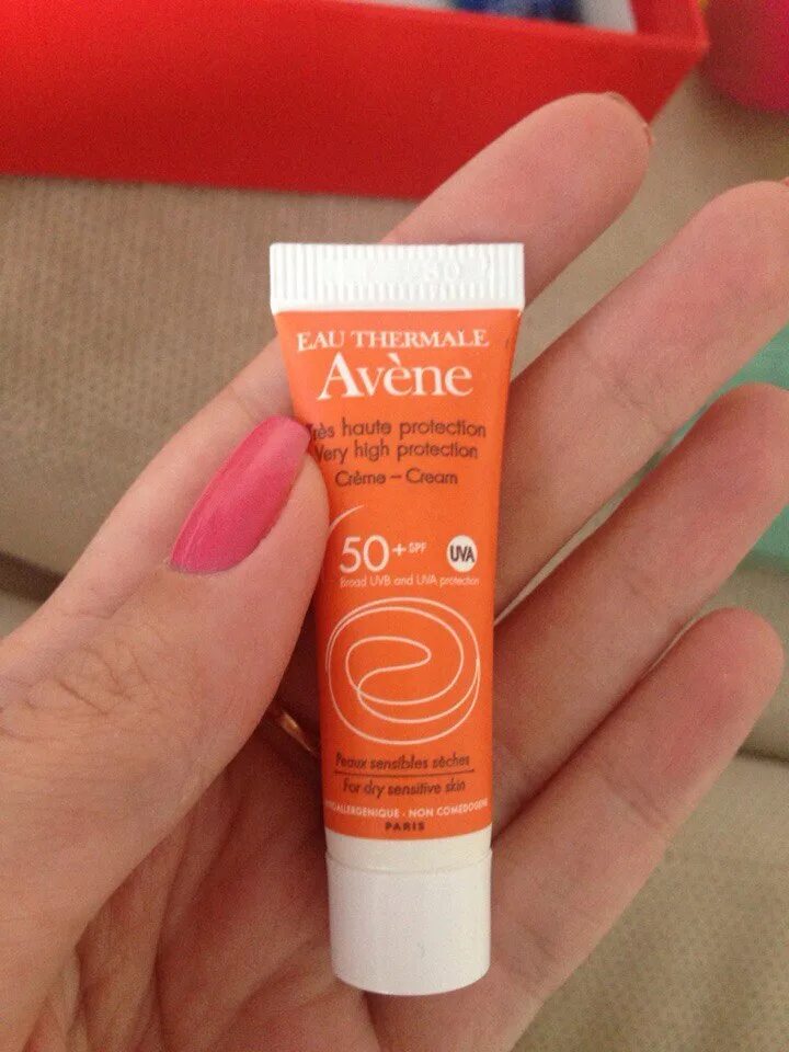 Эмульсия spf 50. Avene b protect SPF 50. Солнцезащитная эмульсия Авен 50. Avene 50 SPF эмульсия. Avene солнцезащитная эмульсия SPF 50.