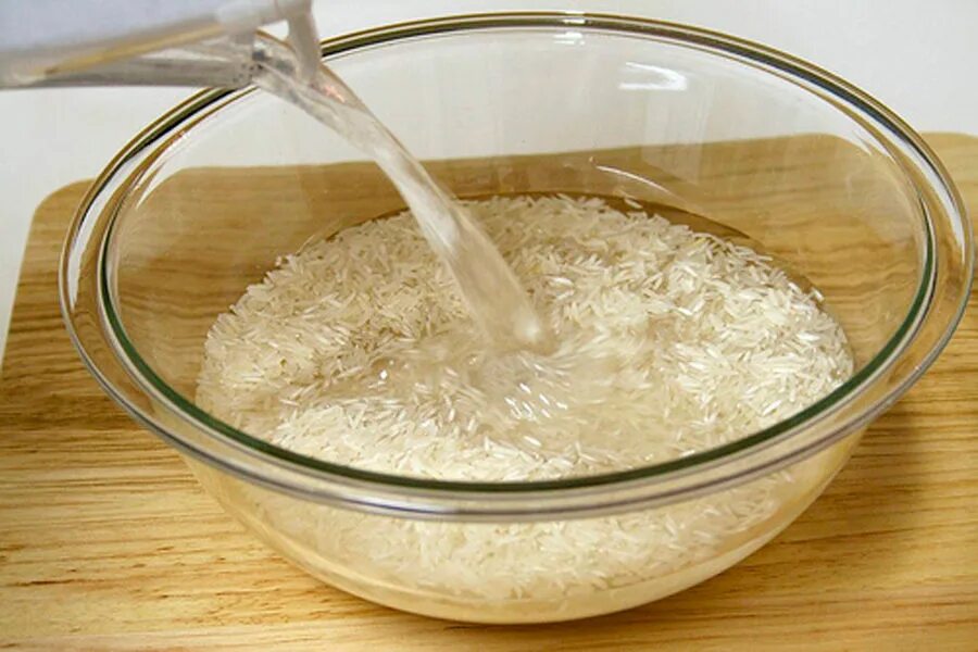 Дочисто. Промывание риса. Рис замоченный в воде. Крупа замоченная. Промыть рис.