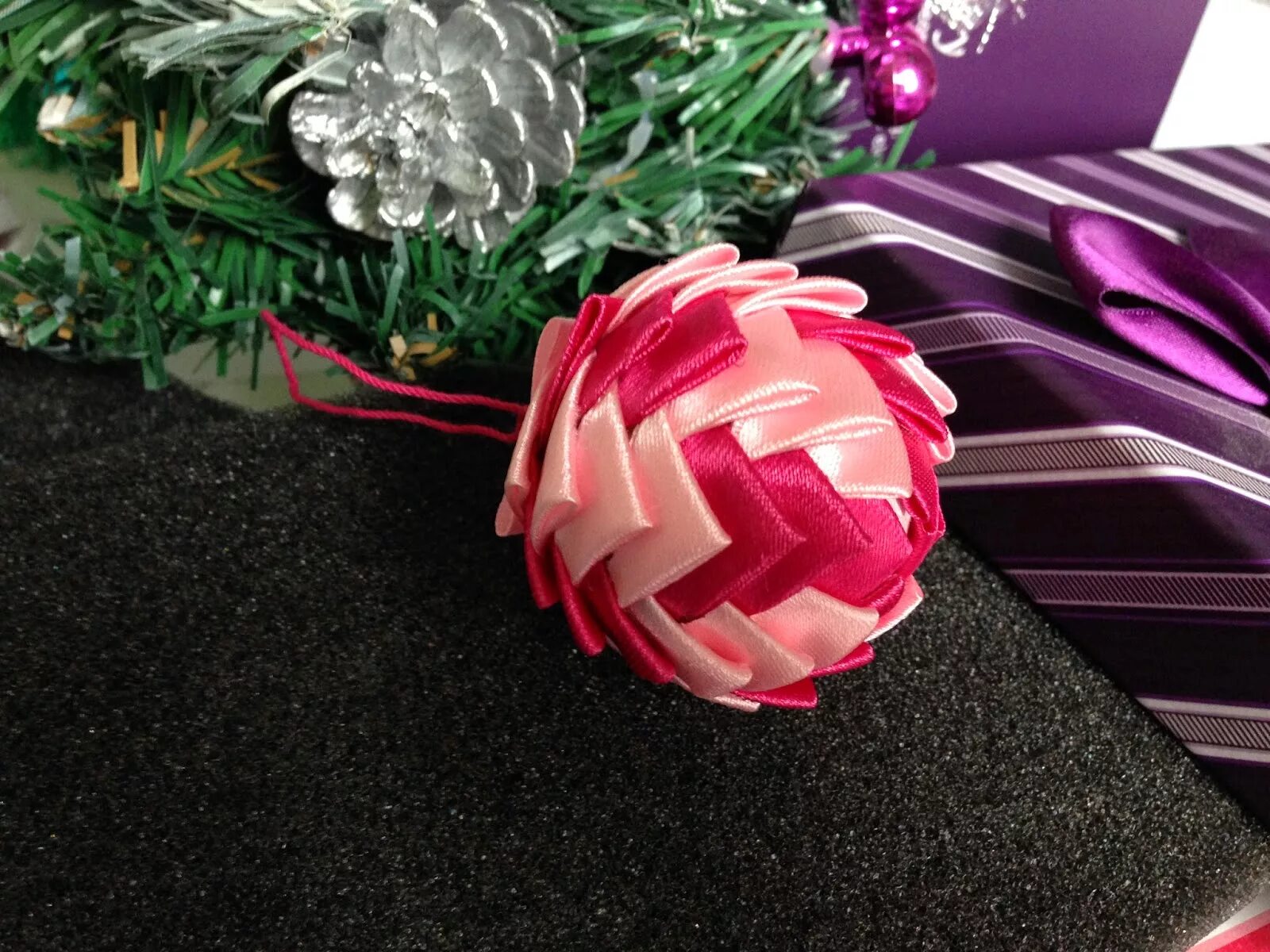 новогодние игрушки из атласных лент своими руками. шар канзаши. елочные игрушки из атласных лент в технике артишок. елочные игрушки из лент. шар в стиле артишок мастер класс.