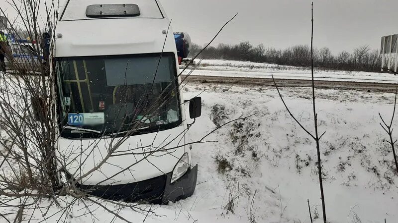 Автобус в кювете. ДТП С автобусами Белгородская область. ДТП автобуса в Губкине. Газель съехала в кювет. Ростов старый оскол автобус