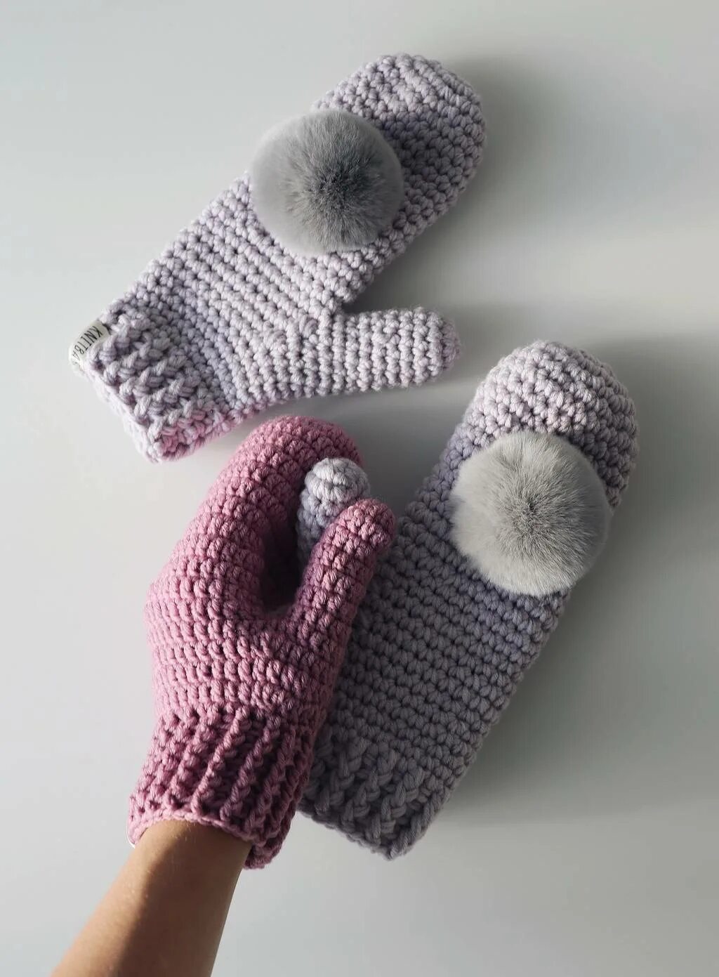 Вязаные рукавички крючком. Варежки крючком. вязаные рукавицы. рукавицы вязаные детские. вязание крючком варежки.