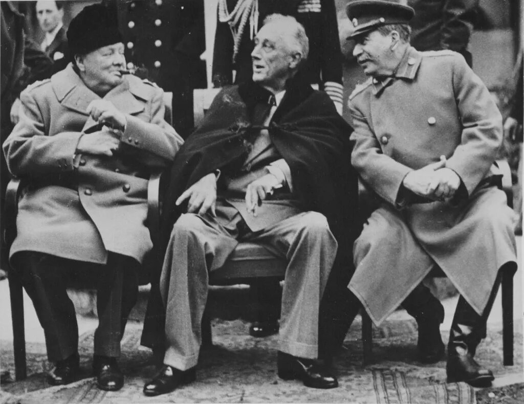 Где в феврале 1945 года. Сталин Черчилль и Рузвельт. Сталин Рузвельт и Черчилль на Ялтинской конференции. Ялта 1945 Черчилль Рузвельт Сталин. Рузвельт Черчилль Сталин конференция Ялта.