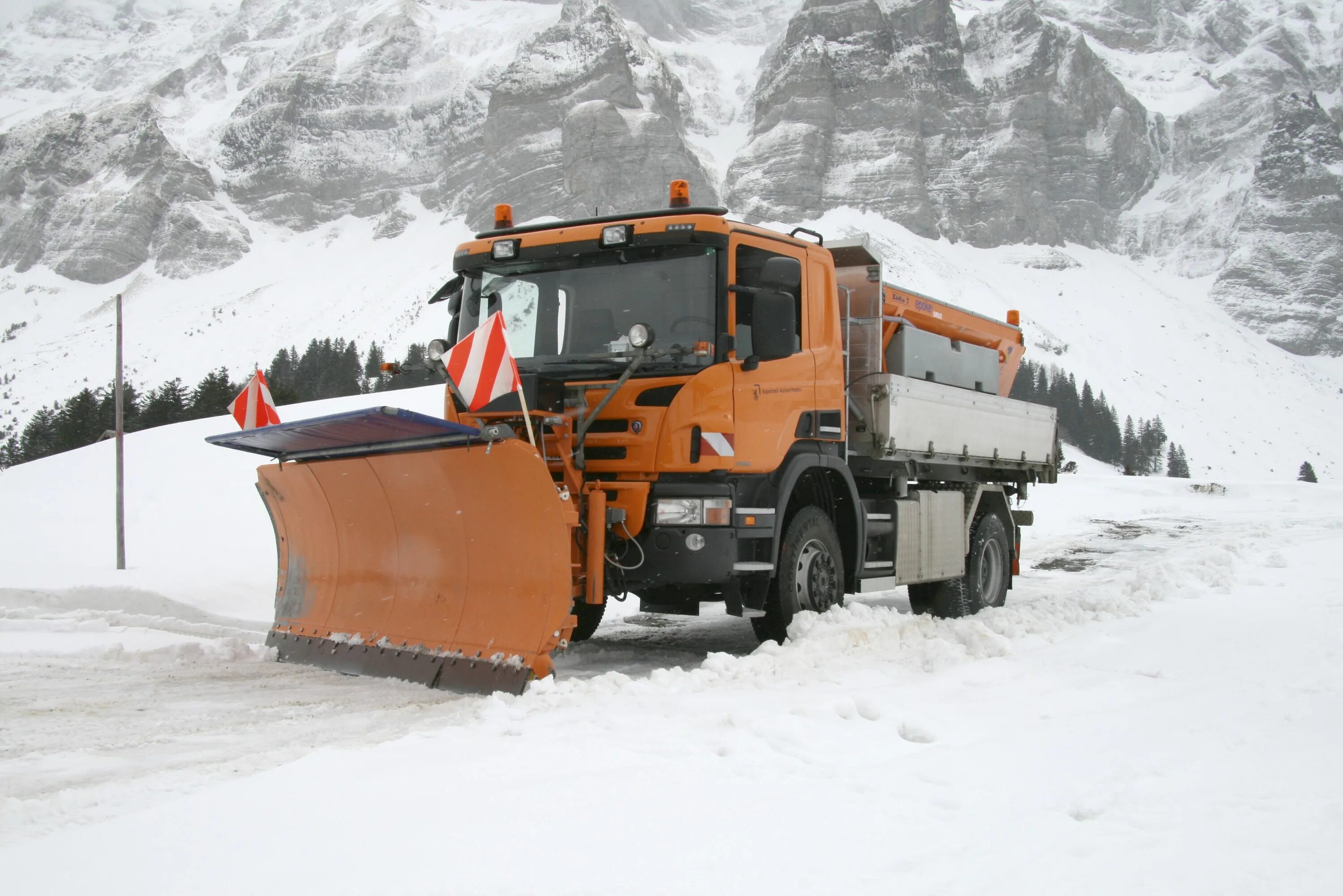 Спецтехника хабаровский край. Скания дорожная спецтехника. Хитачи 470 экскаватор на трале. Хабаровск камаз. Экскаватор hitachi zx-450.