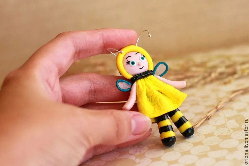Сделать пчелу своими руками. Пчела из Поппи Плейтайм. Пчелка из полимерной глины. Пчела из полимерной глины. Пчелка из ткани.