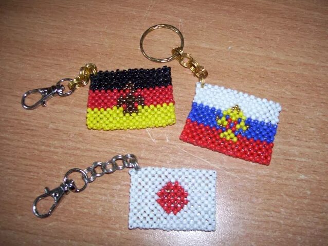 Брелок из бисера на 23 февраля. Брошка из бисера георгиевская лента. Плетение из бисера на 23 февраля. Подарок из бисера на 23 февраля. Подарок из бисера на 23 февраля.