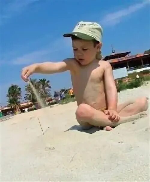 Дети без штанов. Мальчик без штанов. Детишки без штанов на пляже. Детишки без штанишек. Мальчик без штанишек.