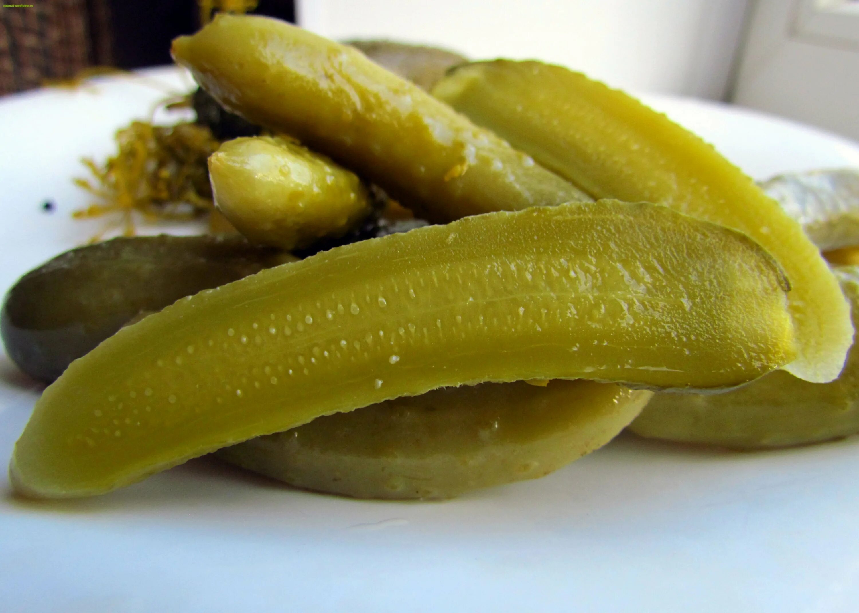 Pickle dump. Огурцы маринованные. Солёные огурцы. Огурцы соленые крупные. Соленые огурчики.