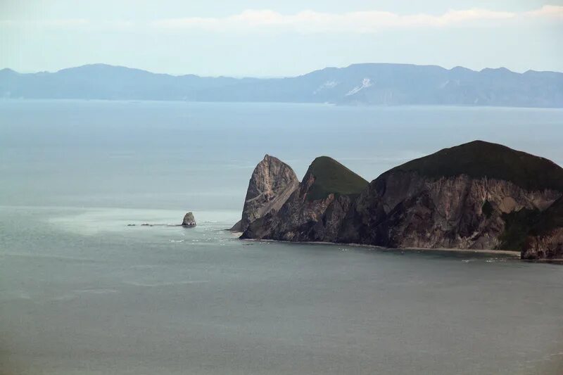 Мыс желтый. Маяк на мысе зеленый камчатка. Мыс санникова камчатка. Камчатка пенинсула. Мыс желтый.