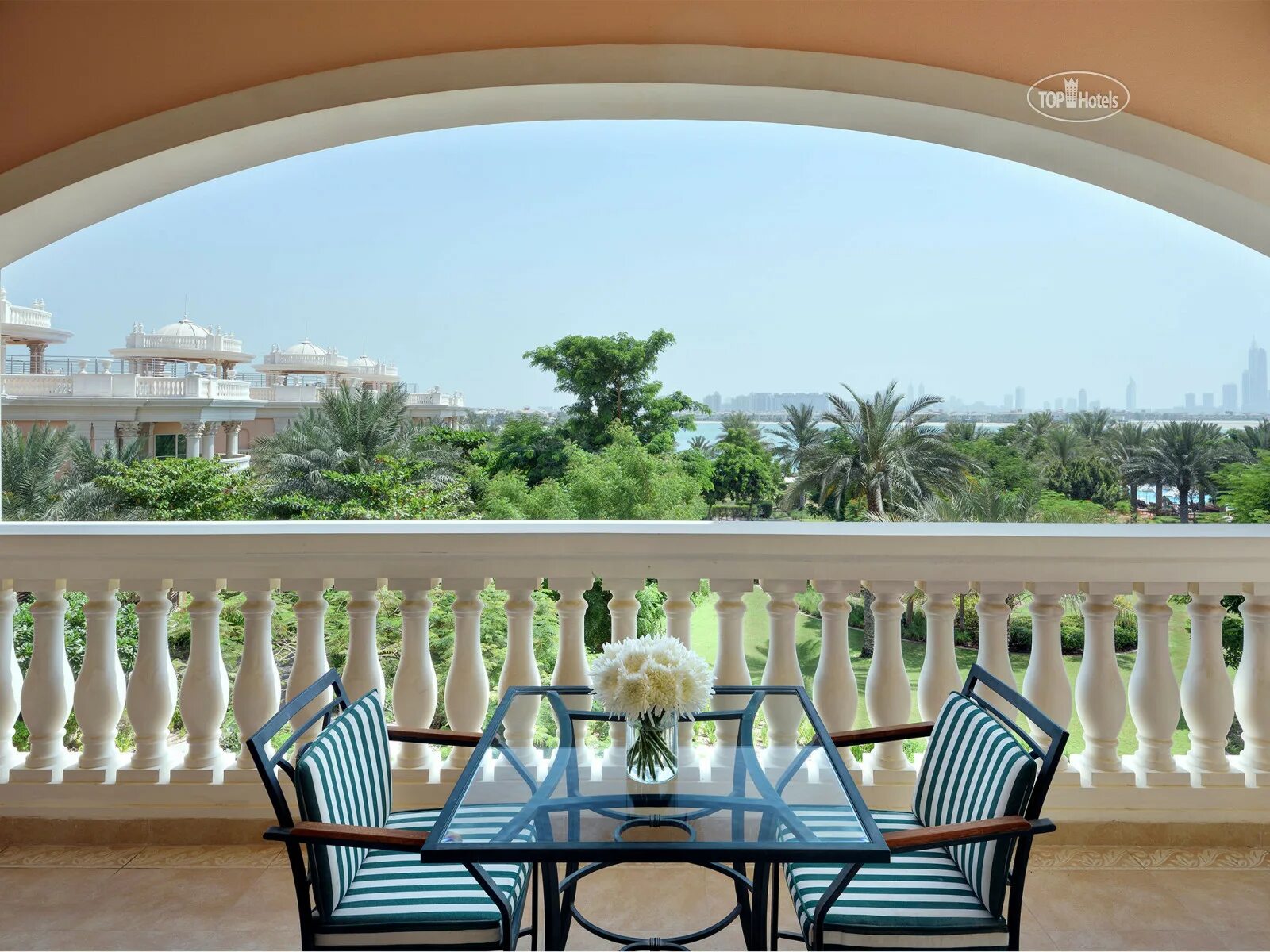 Radisson beach resort palm дубай. Дубай гостиница пальма джумейра. Кемпински палм джумейра. Кемпински дубай пальма. Kempinski hotel palm.