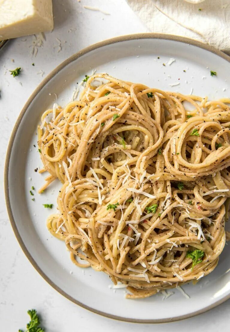 Cacio e pepe. Качо Пепе. Паста Cacio Pepe. Спагетти каччио э Пепе. Римская паста Качо-э-Пепе.