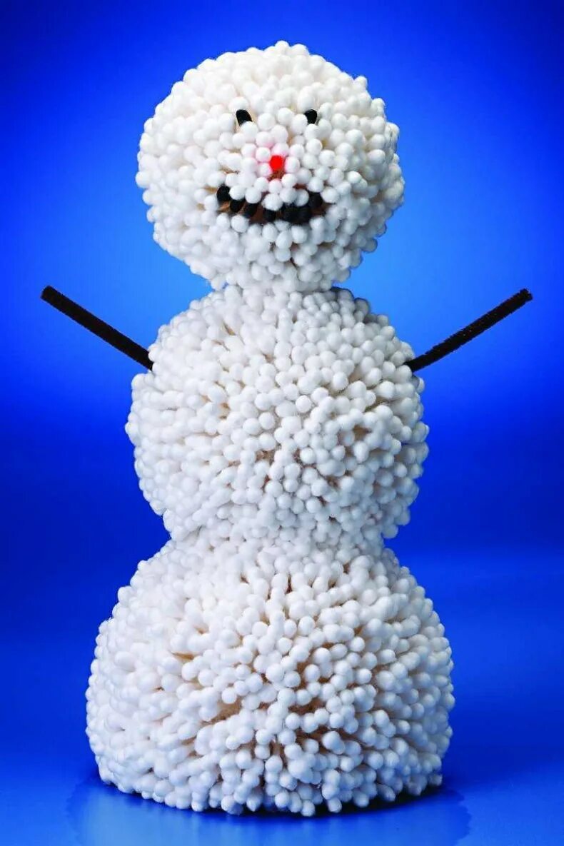 Поделка снеговик. Снеговмк из ватныхпалочек. Снеговик из ватных палочек. Снеговик из пенопластовых шариков.