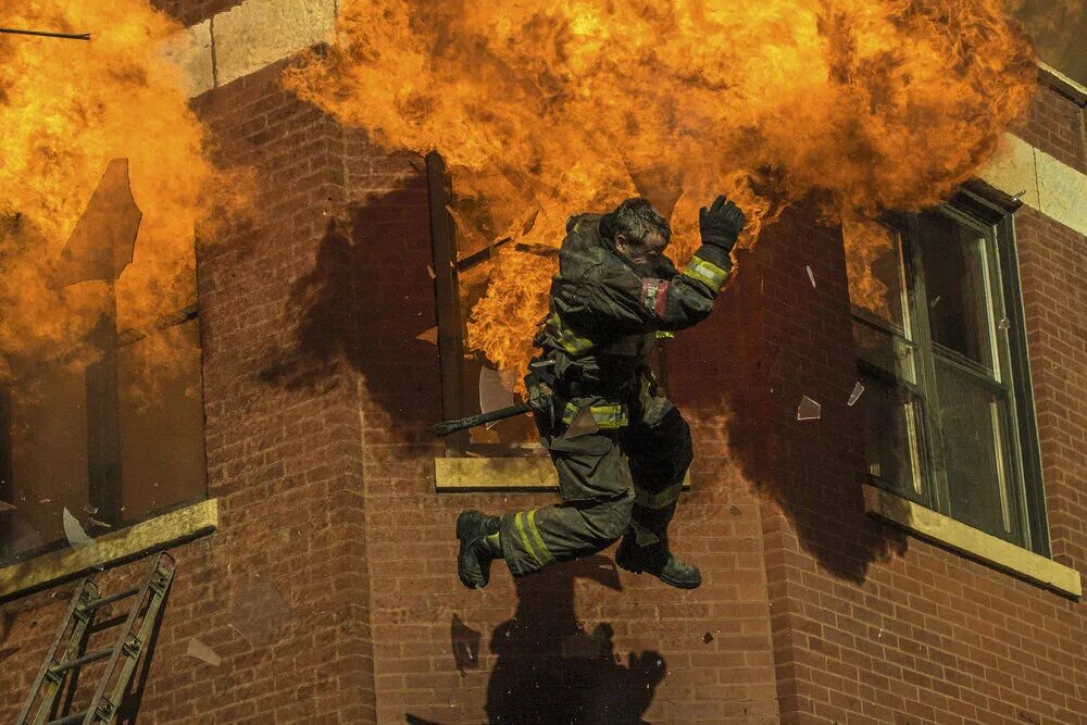 Выносит из пожара. Спасение людей из пожара. Пожарный в огне. Пожарный спасает ребенка. Пожарные спасают людей.