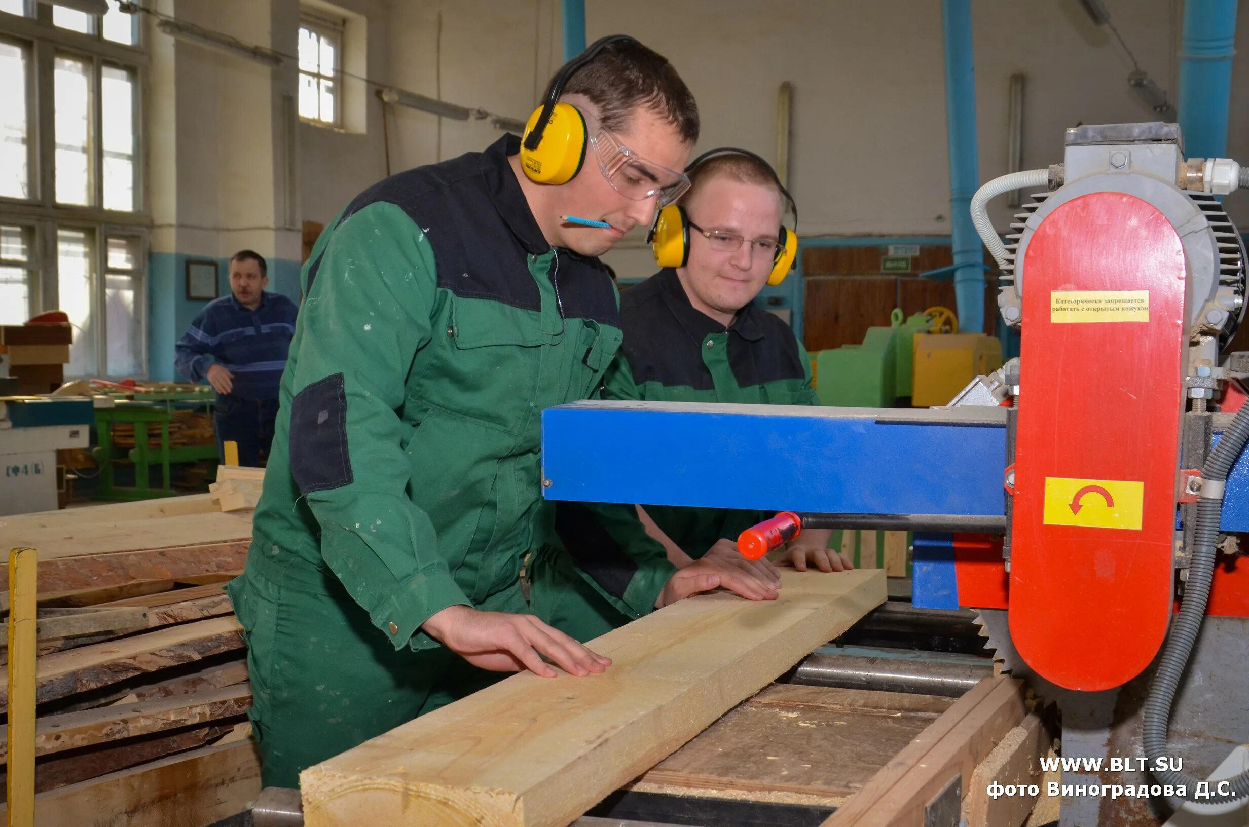 Боровичский завод деревообрабатывающих станков. Станочник деревообрабатывающего оборудования. Деревообрабатывающие станки на производстве. Деревообрабатывающие профессии. Станочник в деревообрабатывающий цех.