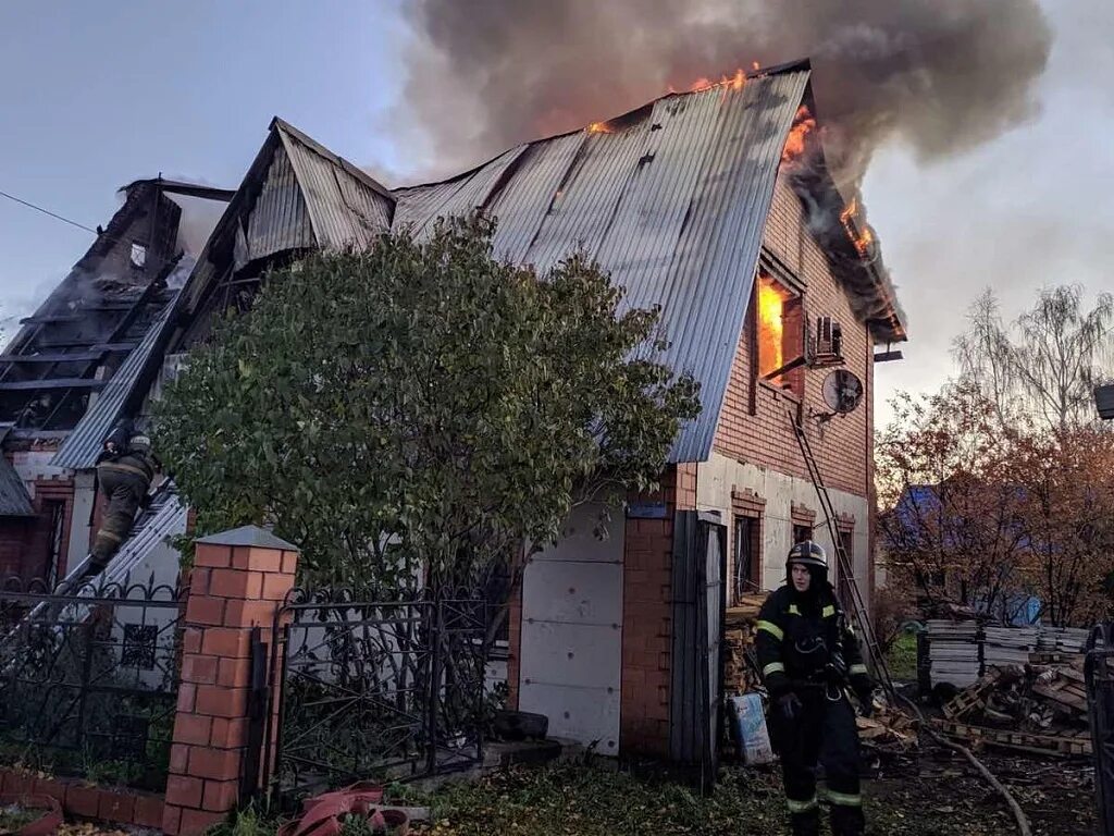 Буревестник чурилово челябинск. Пожар в чурилово вчера. Пожар фото. Чурилово ночью. Пожар в квартире.