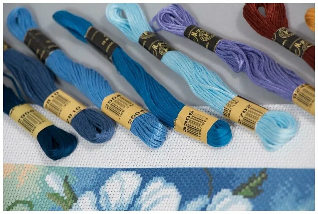 пяльца и мулине. мулине нитки для вышивания. набор для вышивания нитками. канва и мулине. пяльца и нитки мулине.