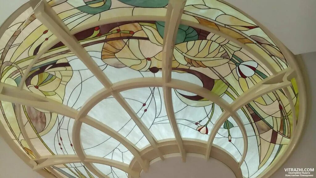 Кухня с витражами на фасадах. Угловые витражи на окно. Как закрепить угловой витраж. Витражные окна. Угловой витраж.