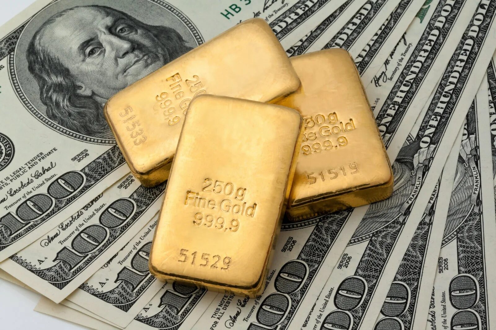Золото валютная система. Деньги золото. Слиток золота. Золотые слитки и деньги. Слитки золота и доллары.
