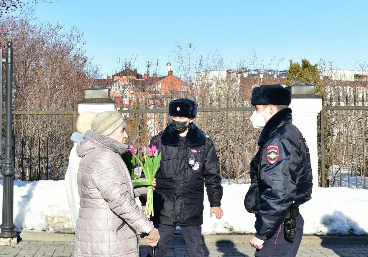 Фото сотрудников полиции. Полицейский на улице. Полиция Казань. Пресс служба полиции.