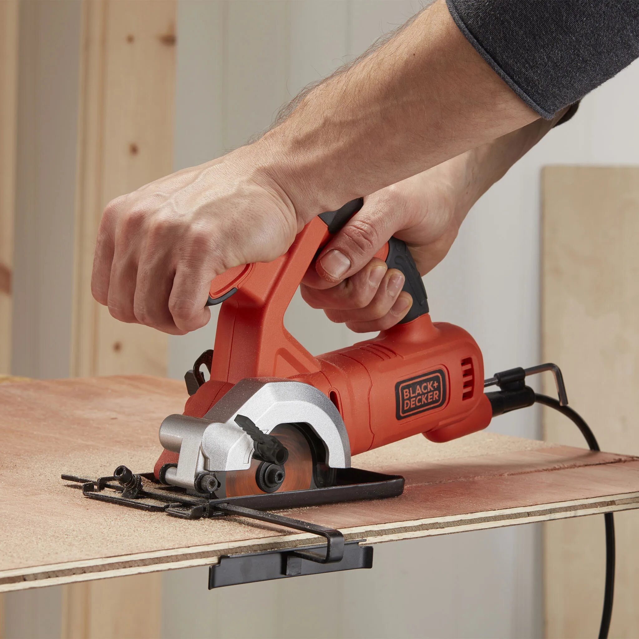 Дисковая мини-пила Black Decker bes510-QS. Блэк Деккер циркулярная пила. Black Decker bes510. Black+Decker bes510k-QS. Мини пилы леруа мерлен