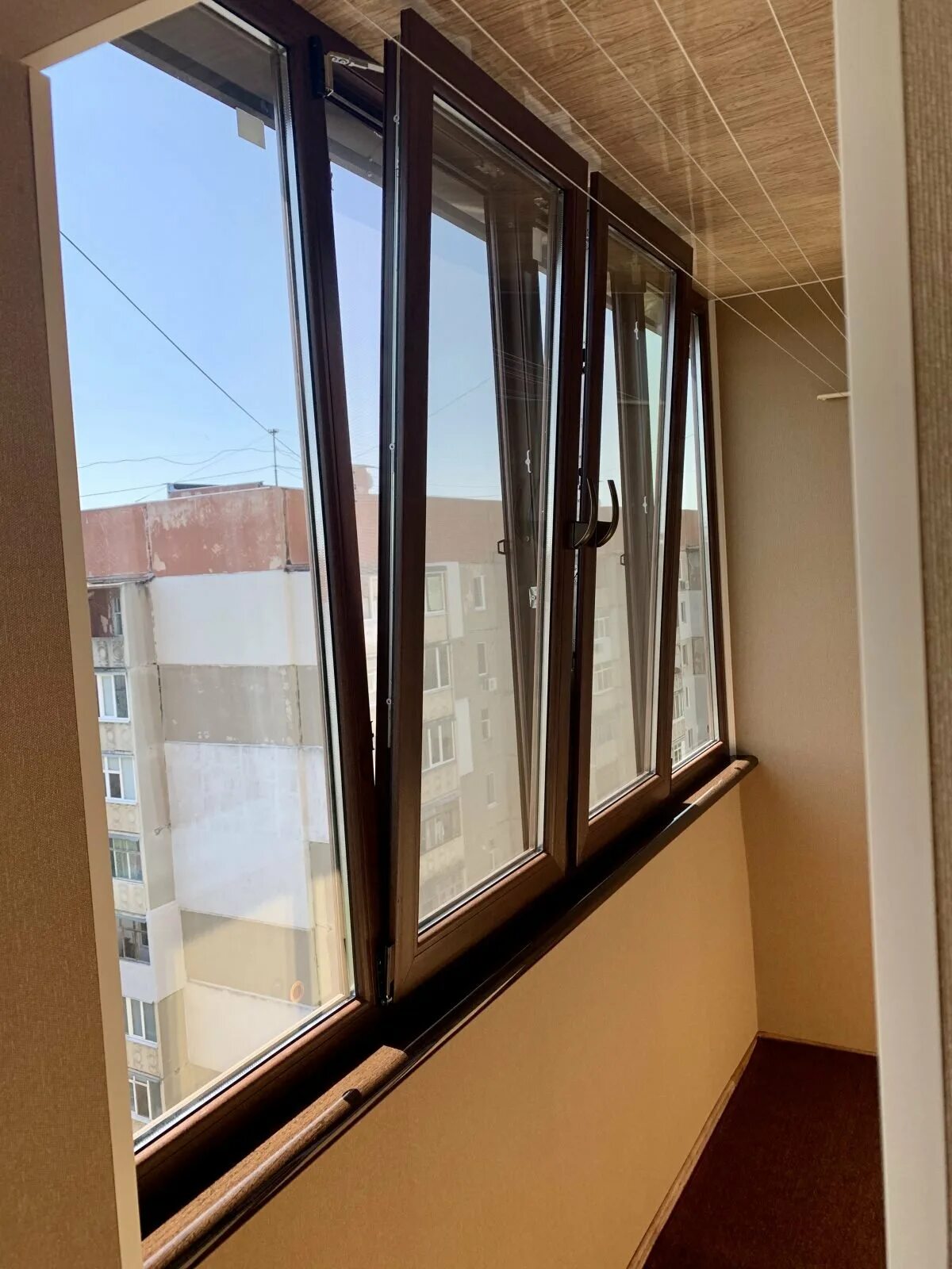 Оконные рамы пластиковые на балкон. Остекление балкона пвх. Раздвижные окна на балкон. Пластиковые окна на лоджию 6 метров. Окно балкон.