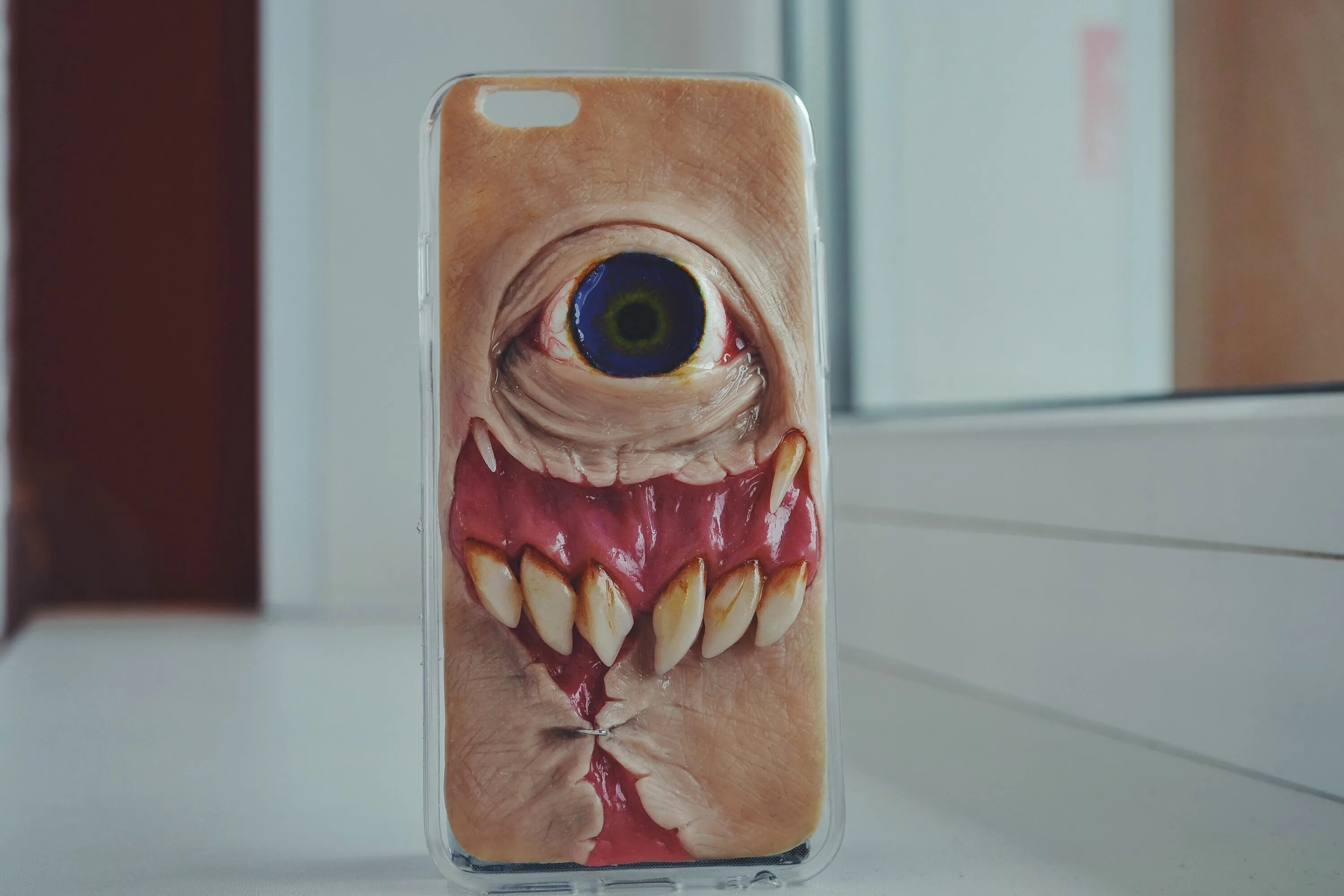 Iphone 13 pro max чехол lv. Чехол для телефона оно. Аксессуары для айфон 14. Чехол айфон 7 пеннивайз. Страшные чехлы на телефон.