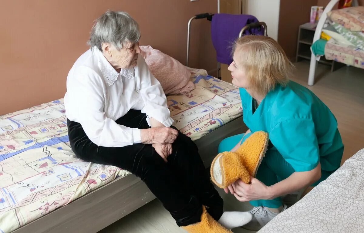 Дом престарелых владивосток. Интернат для пожилых людей с деменцией. пансионат деменция. работники дома престарелых. интернат для престарелых с деменцией.