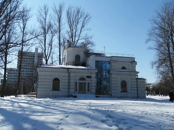 Белая дача зимой. Белая дача (усадьба, Минск). Усадьба Ададуровых «белая дача» (Минск). Поместье Ададуровых. Старая белая дача.