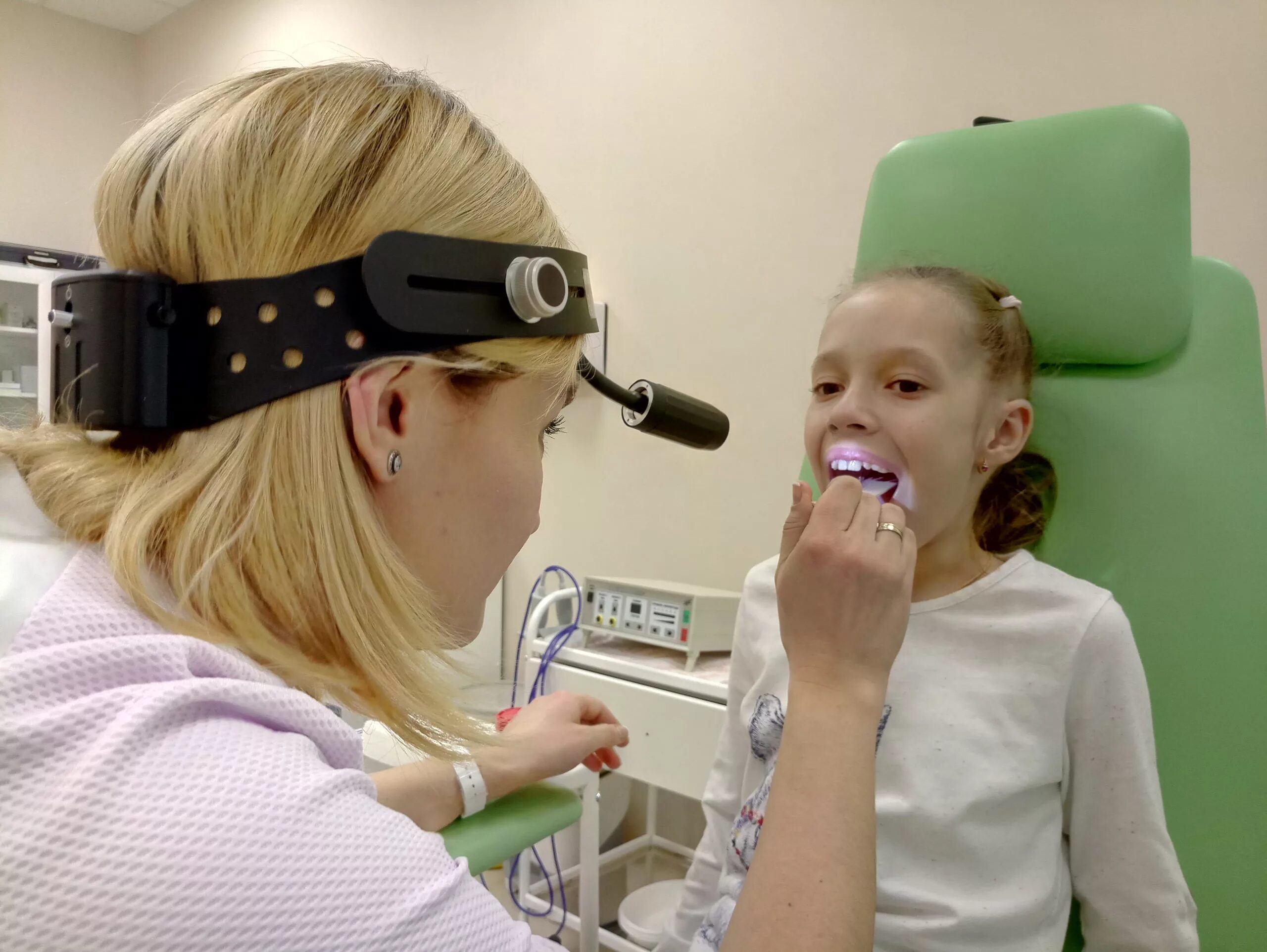 отоларинголог детский. детский врач отоларинголог. детский лор. лор врач детский. ребенок у лор врача.