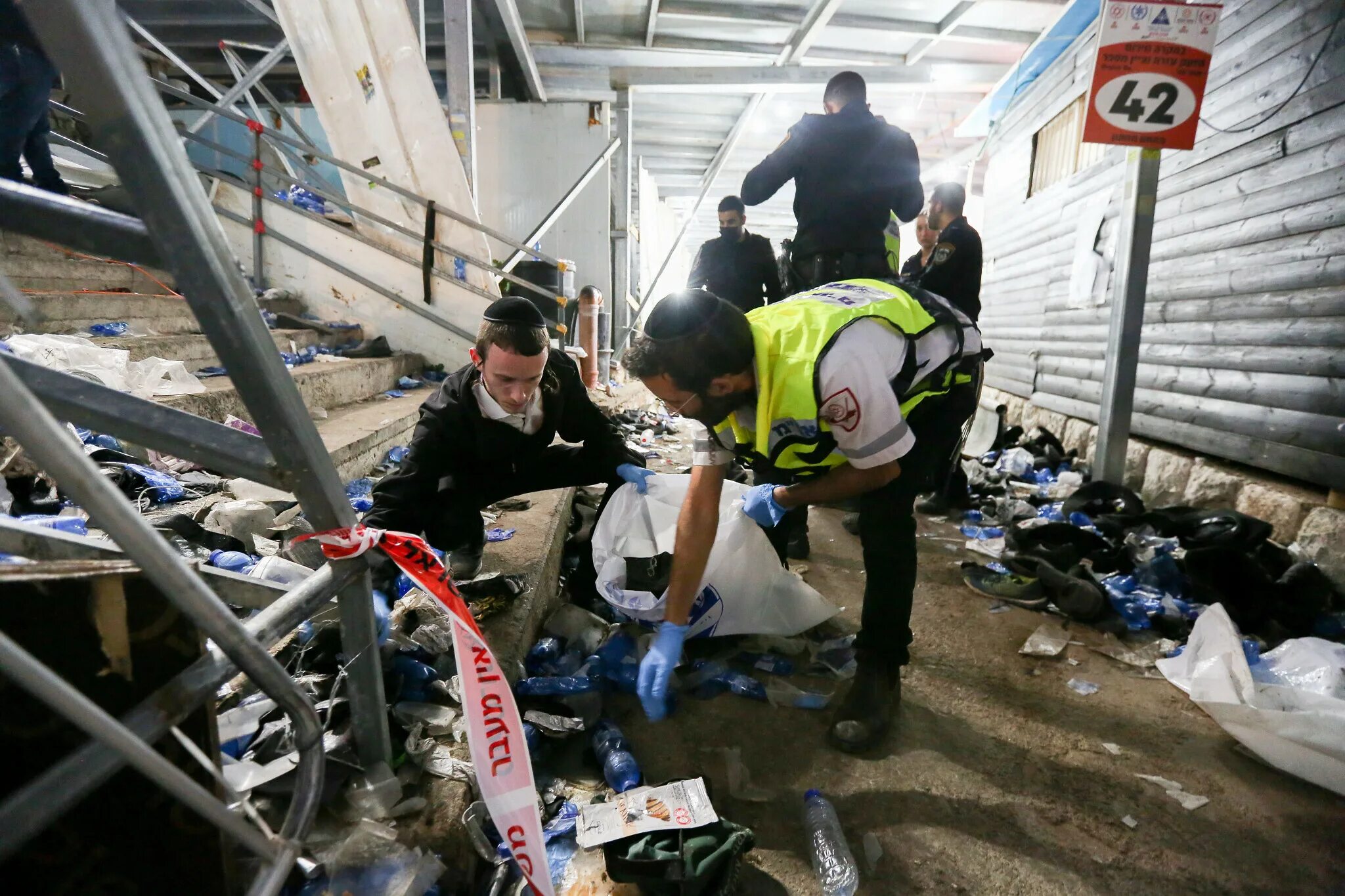 Сулакский каньон туристы. Спасатели ночью с фонариками. Эльбрус погибшие альпинисты 2021. Спасатели ищут девушку. Юрпсо мчс сочи.