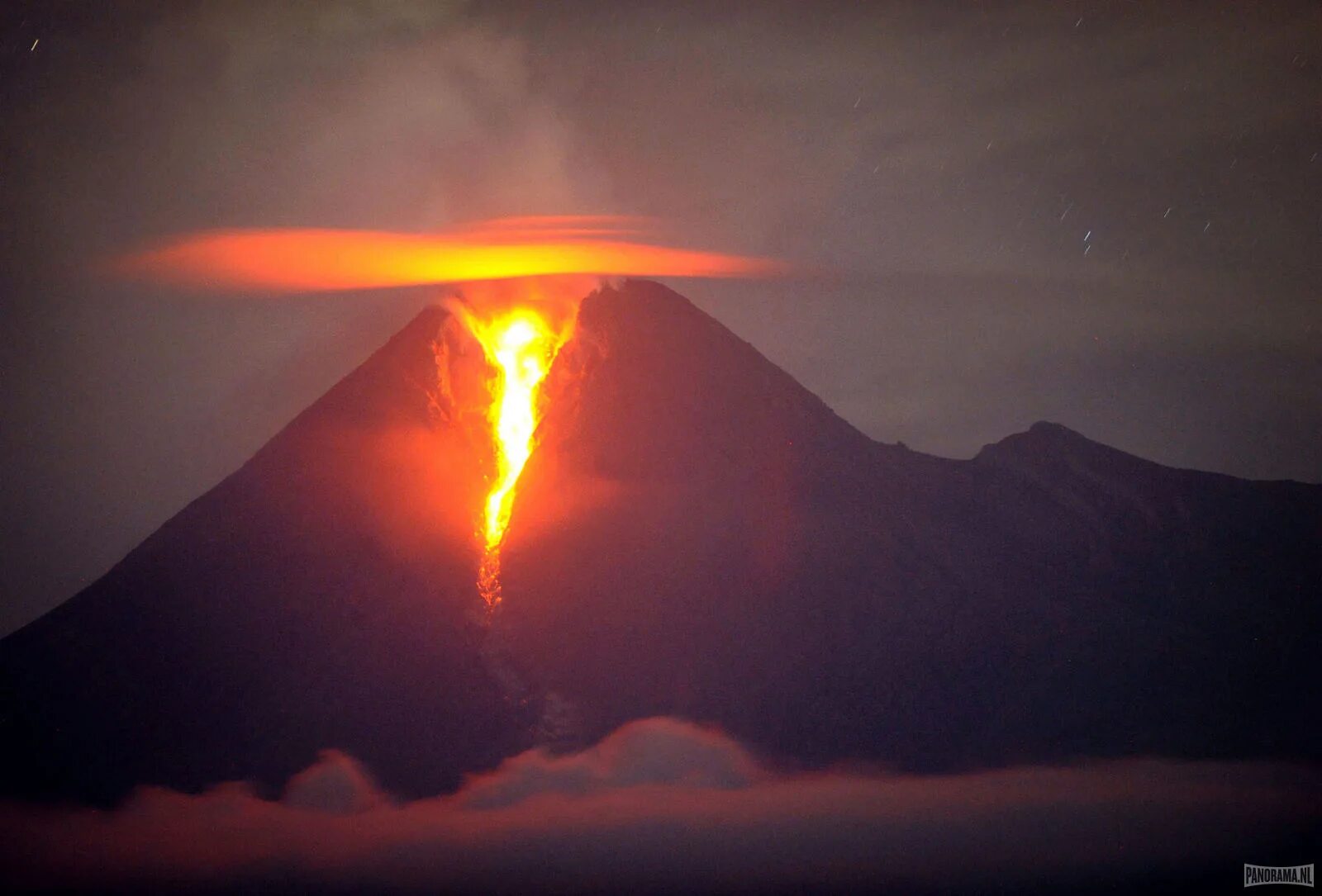 Извержение вулкана какое явление. Вулкан Мерапи извержение. Огненная гора: Мерапи, Индонезия. Вулкан Мерапи Индонезия. Вулкан Мерапи на острове Ява.