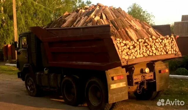 Зил 131 груженый дровами. Зил 131 груженый березовыми дровами. Дрова березовые колотые зил. Самосвал дров. Газель самосвал 3 куба дров.