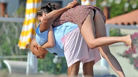 Упс с юбкой.